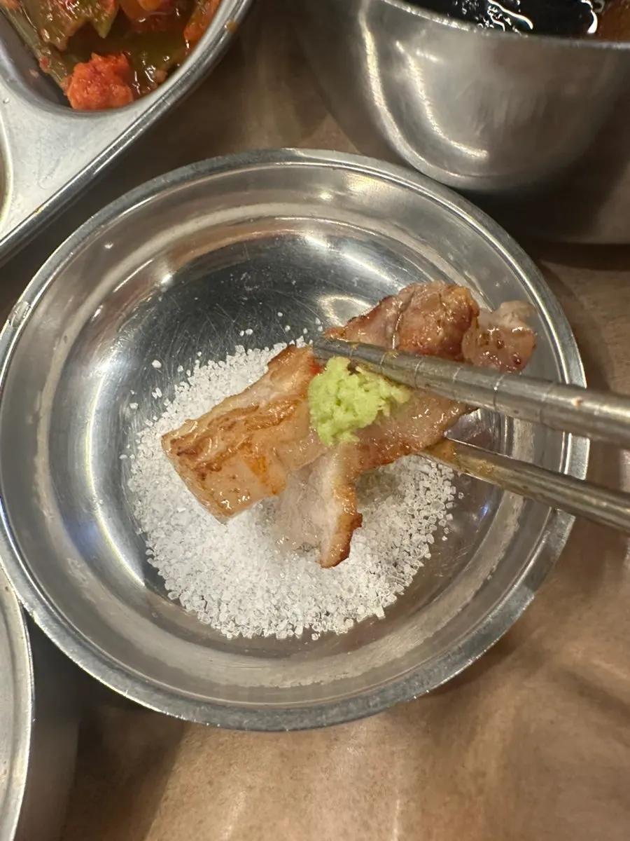 烤盤上融化的起司與烤好的肉