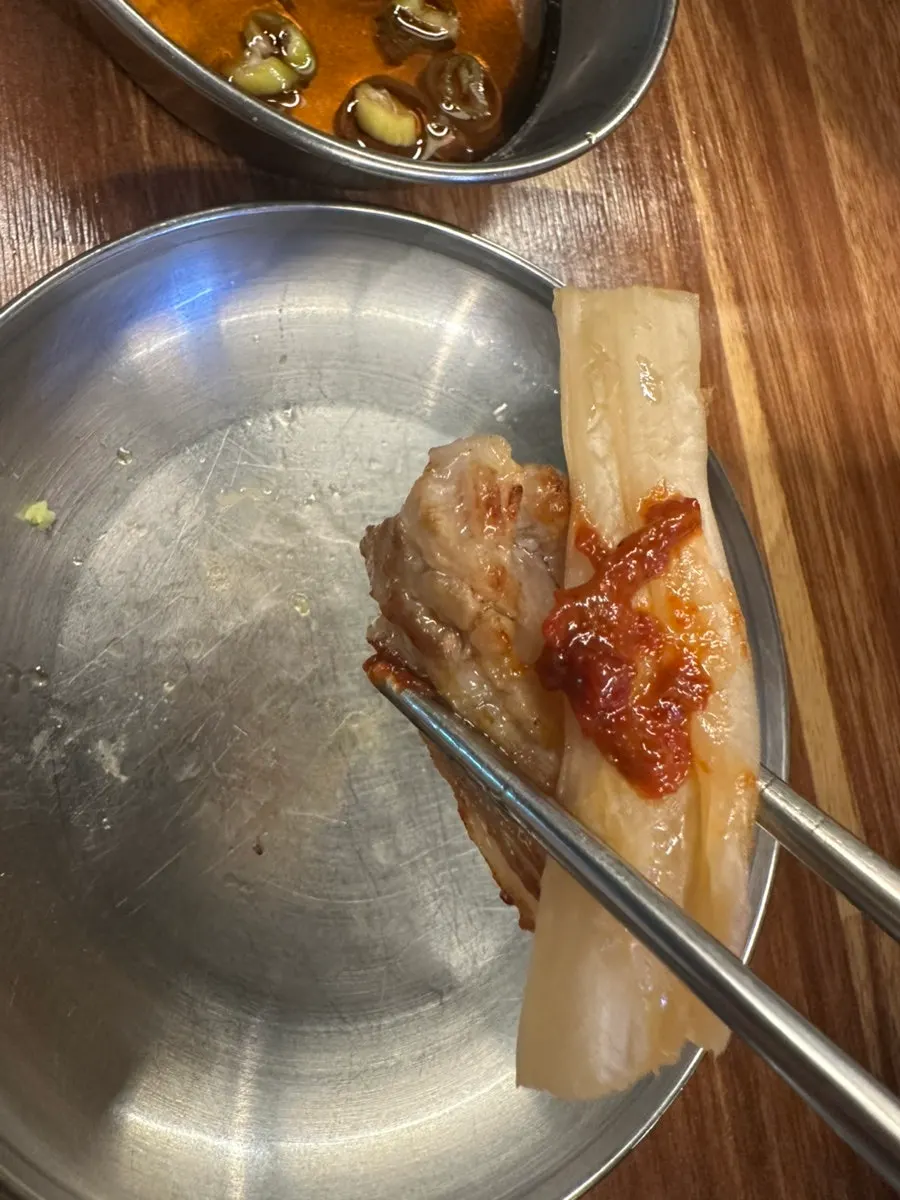 放上肉與水芹的明太魚菜一口