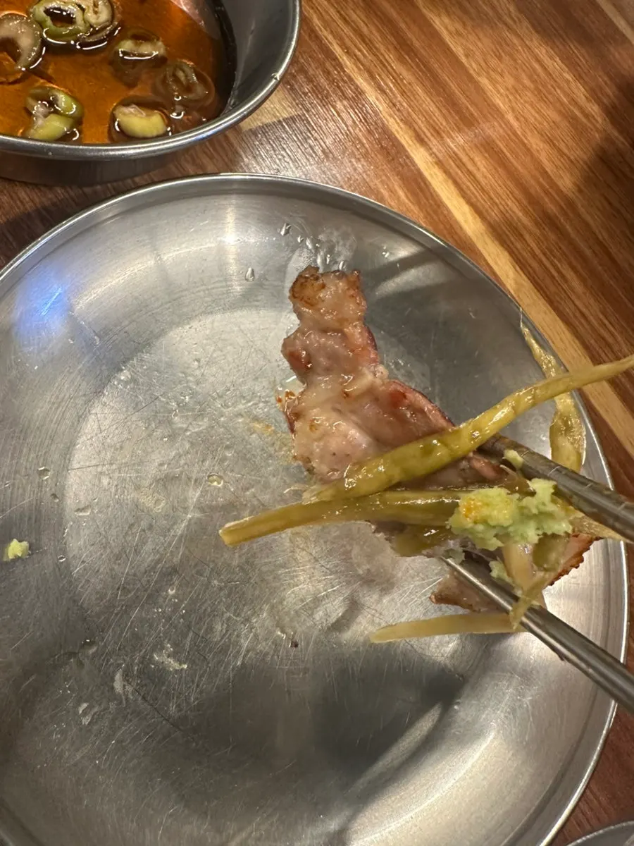 稍微放上山葵的五花肉一口