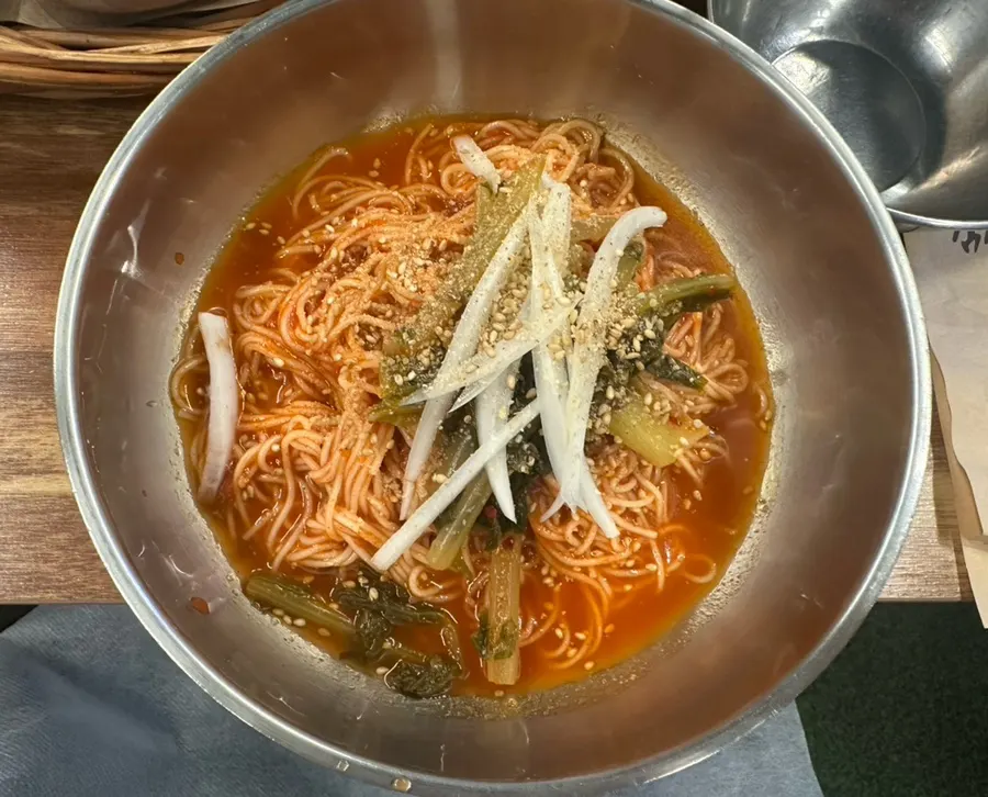 配烤肉一起放的白菜泡菜與飛魚卵鹹魚