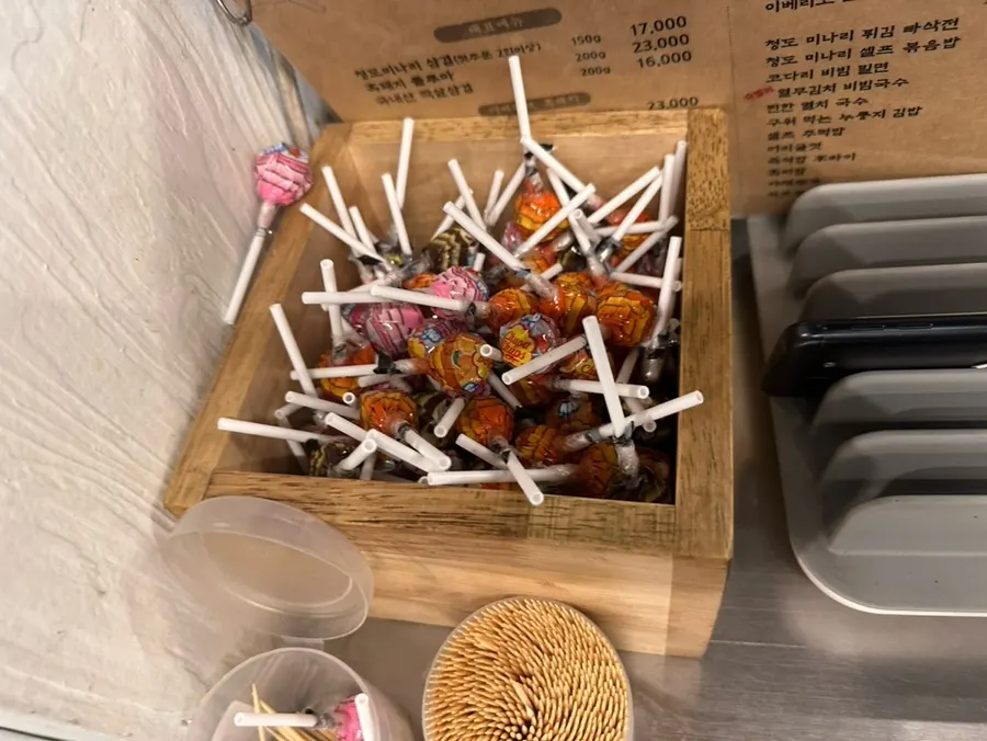放了滿滿肉與豆腐的泡菜鍋內部