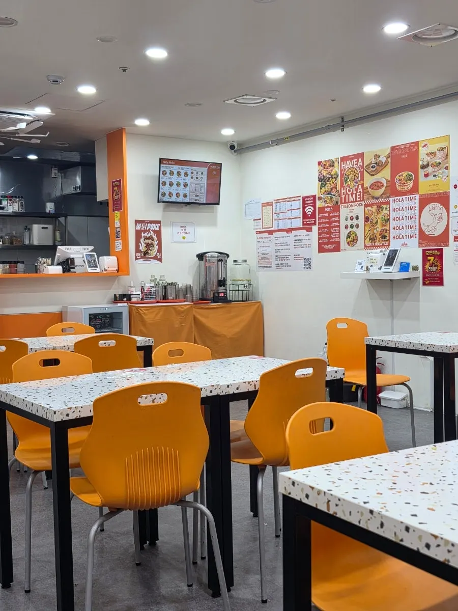 테이블이 여러 개인 올라포케 강남점 내부
