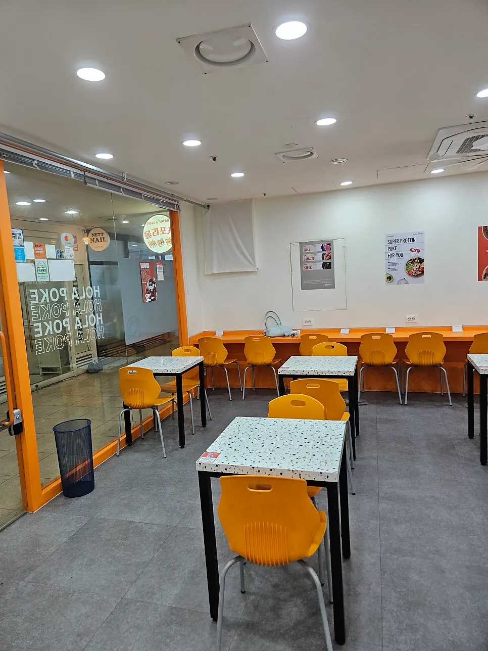 Overall interior view of Ola Poke Gangnam