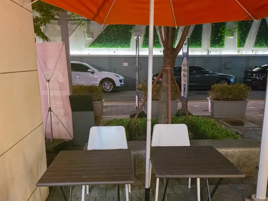 Outdoor seating area at Ola Poke Samseong Branch