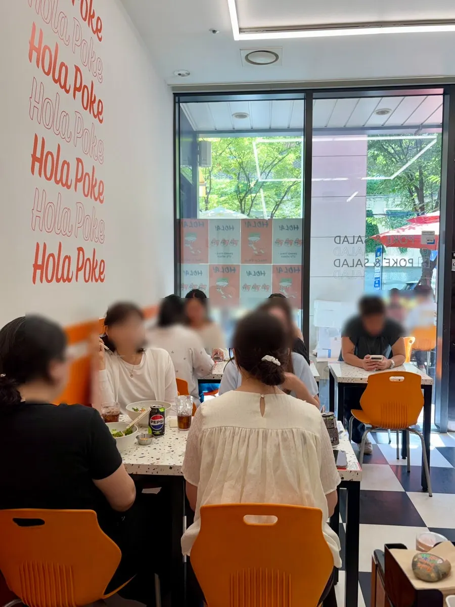 Bahagian dalam Ola Poke Samseong Branch yang ramai pelanggan waktu tengah hari