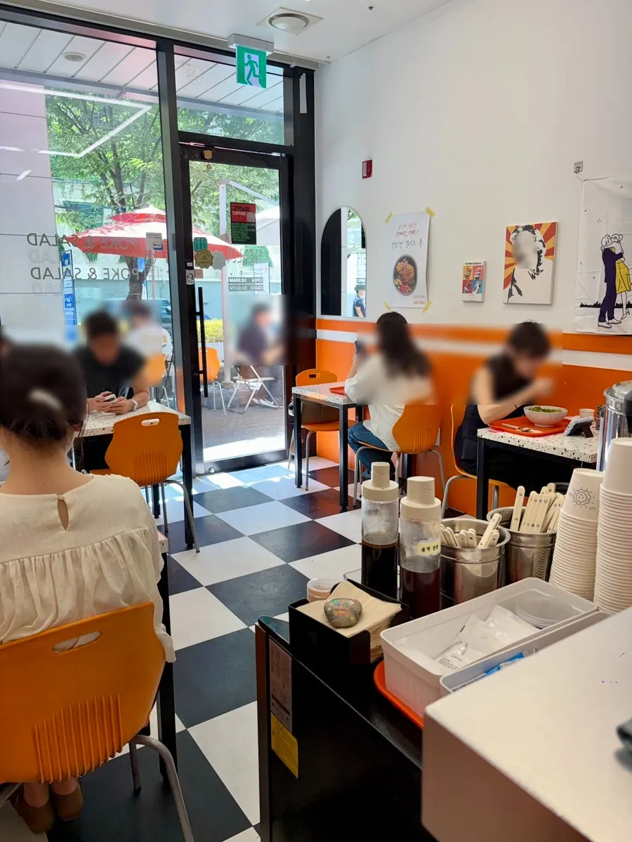 Tempat duduk dalam kedai Ola Poke Samseong Branch