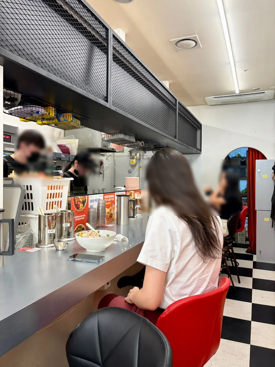 Meja gaya bar yang sesuai untuk makan solo