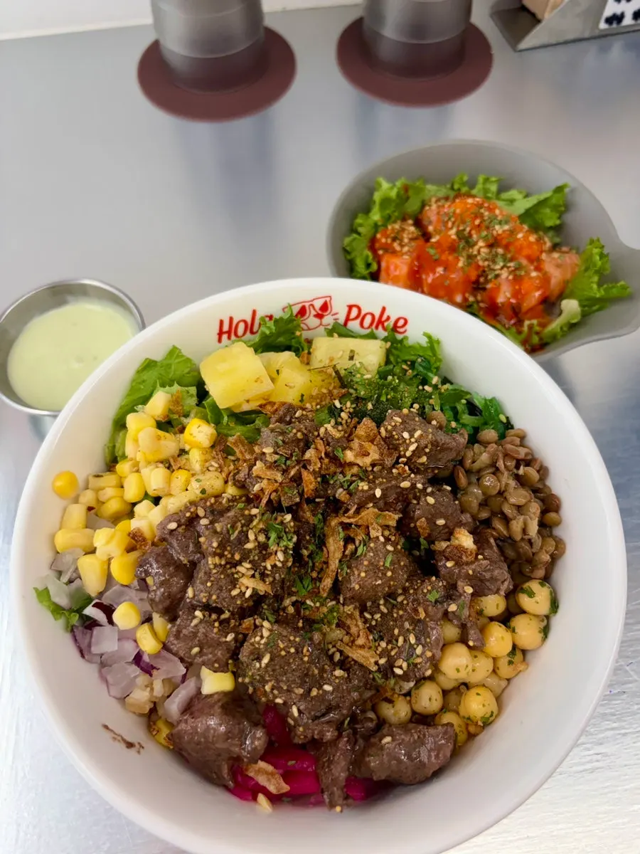 Steak poke di atas meja