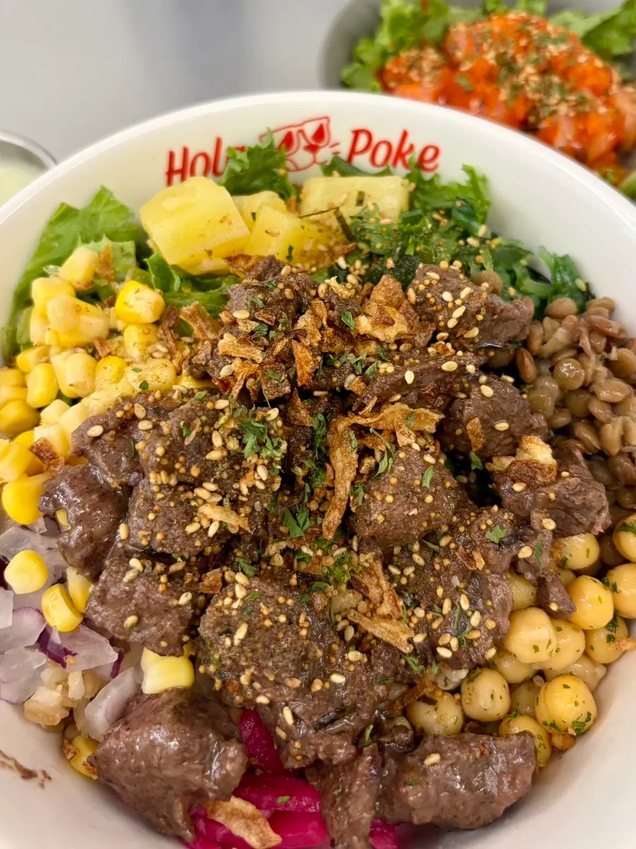 Close-up poke dengan kacang chickpea dan bawang merah