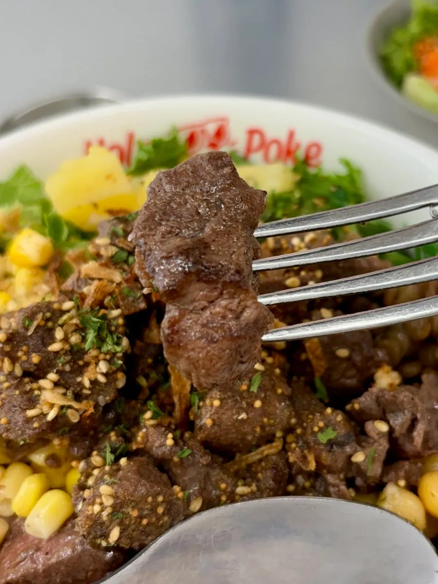 Steak poke dengan daging yang banyak