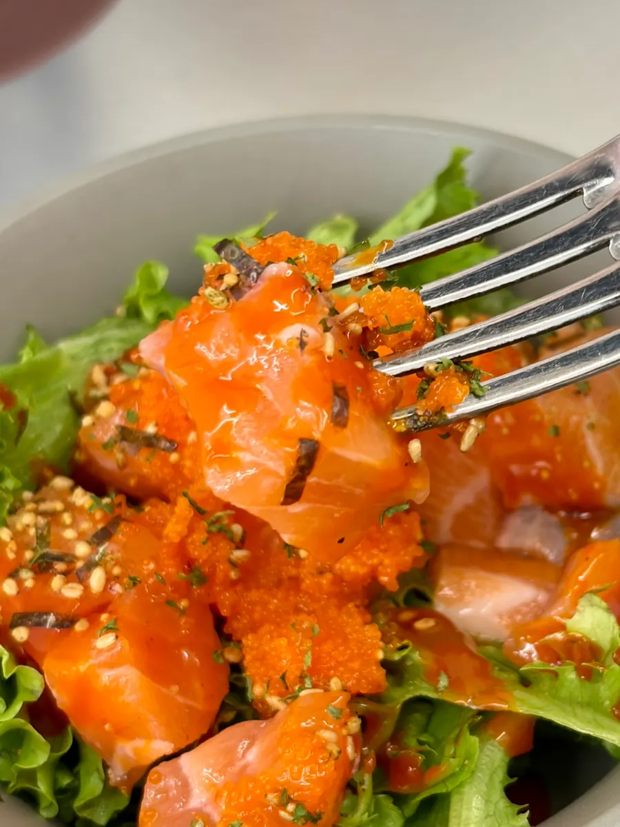 Baki nasi dicampur dengan buldak salmon menjadi poke baharu