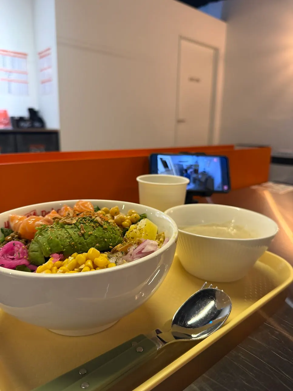 The poke meal composed as a diet-friendly dish