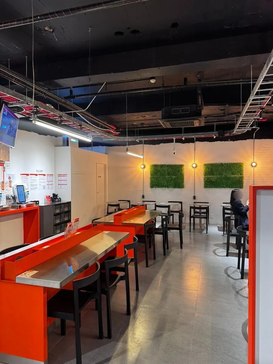 Spacious, clean interior of Olla Poke Seocho Gyodae Branch
