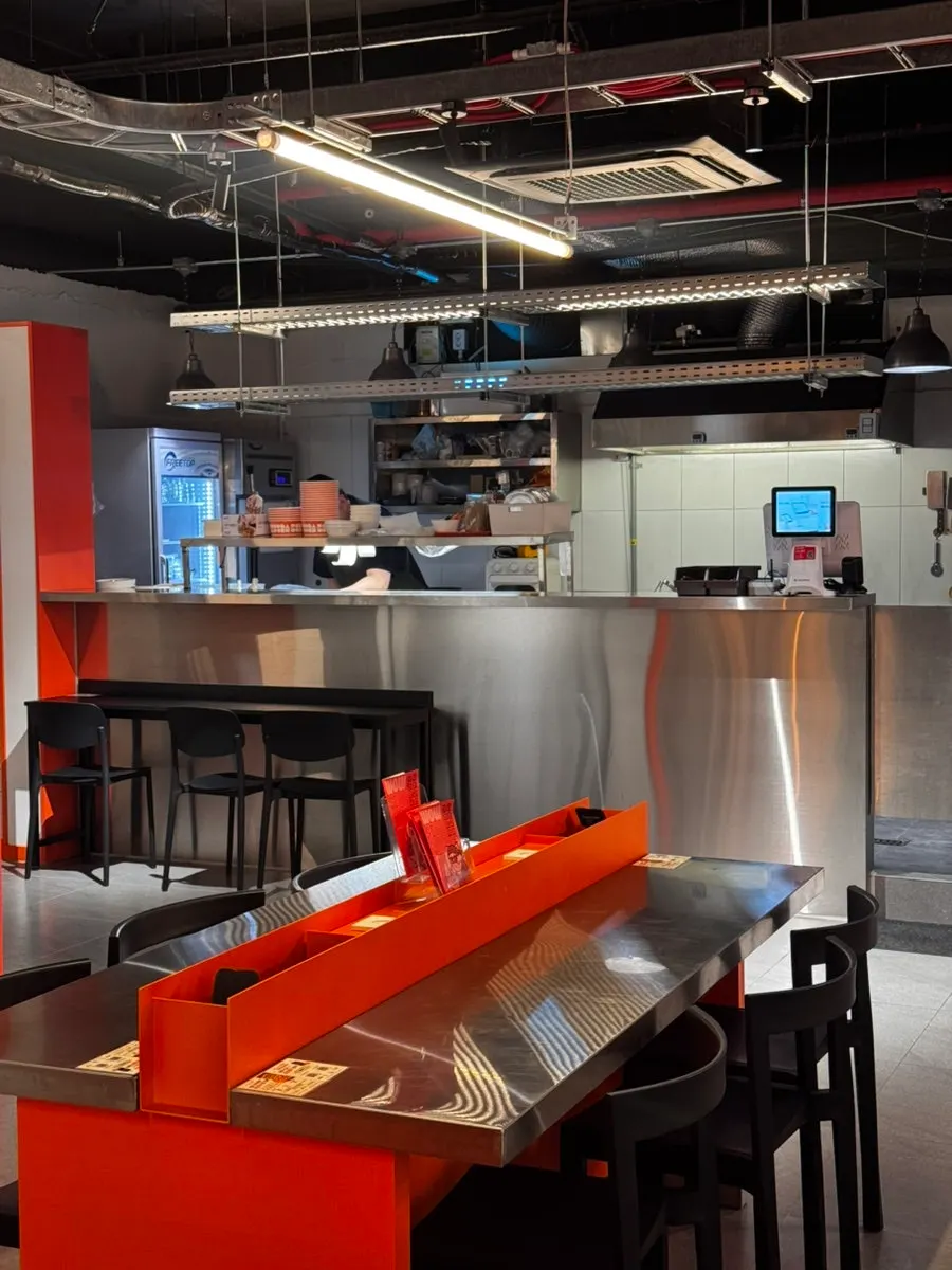 Seating at Olla Poke Seocho Gyodae Branch that's easy for solo dining
