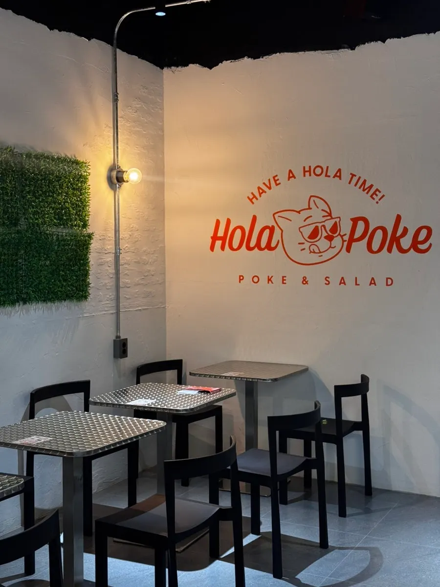 A corner view of the Olla Poke Seocho Gyodae Branch interior