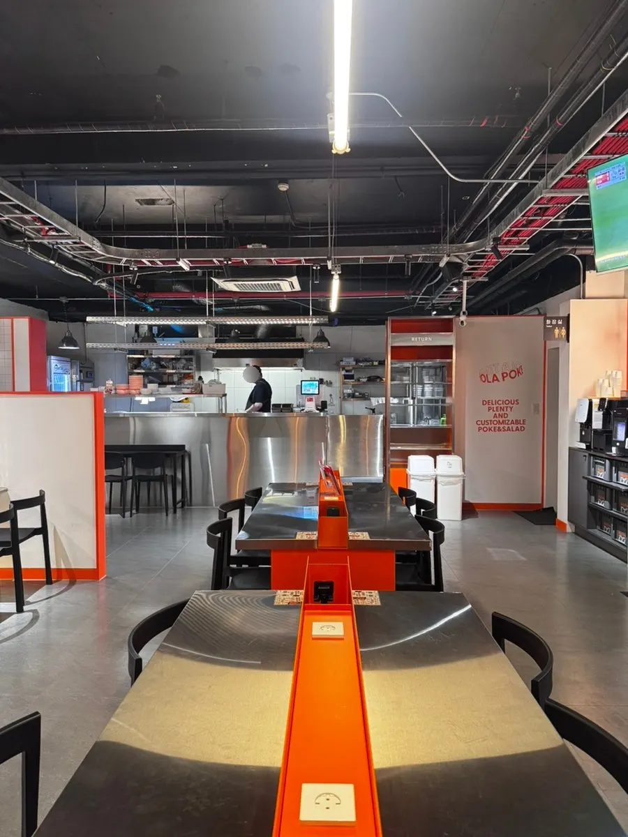 Table seating at Olla Poke Seocho Gyodae Branch