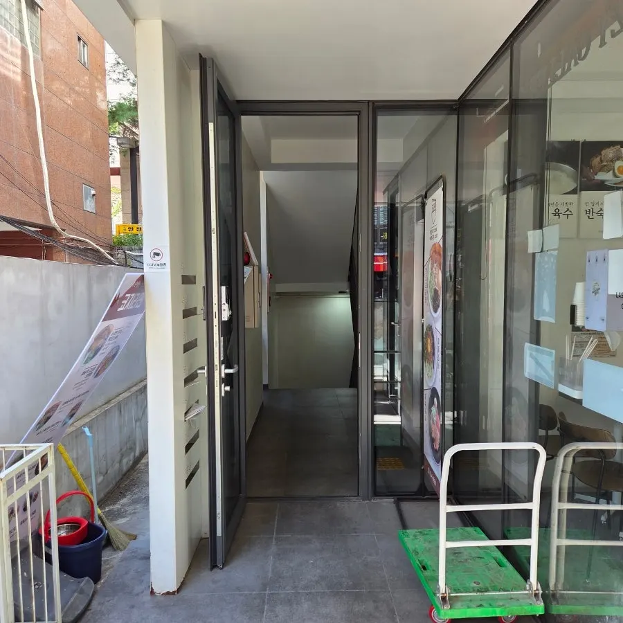 Building entrance of Hola Poke Seolleung Branch on Seolleung-ro 86-gil