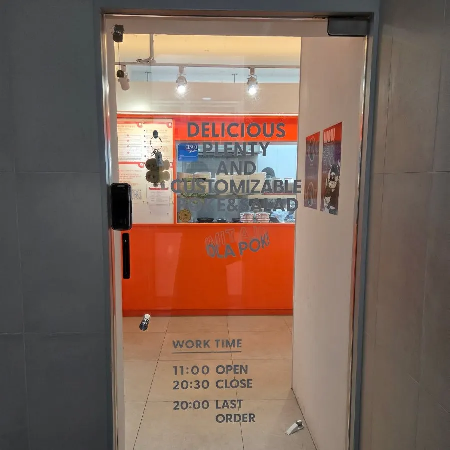 Hola Poke Seolleung Branch sign and business hours notice