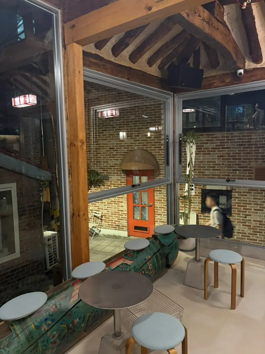 한옥 서까래가 보이는 카페 천장