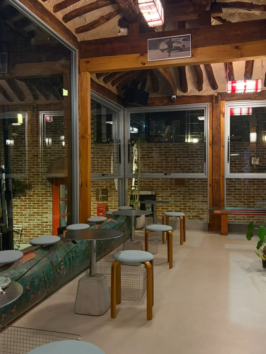 사진 찍기 좋은 올딧세 서촌 한옥 코너
