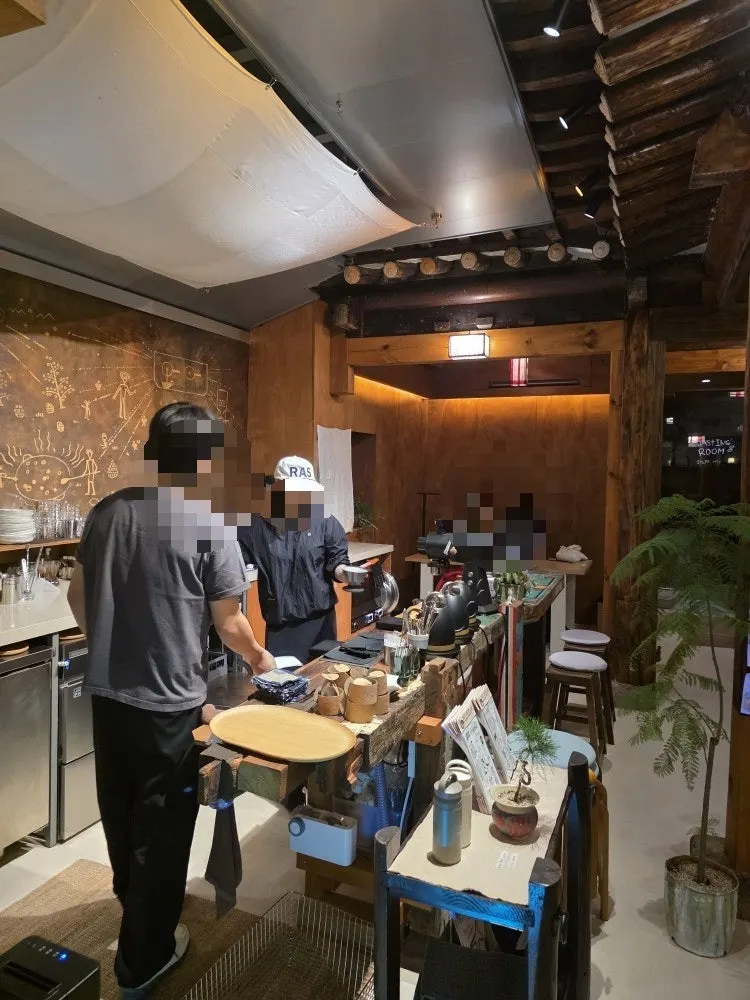 Interior of Oldsse Seochon with rafters and a floor-to-ceiling window