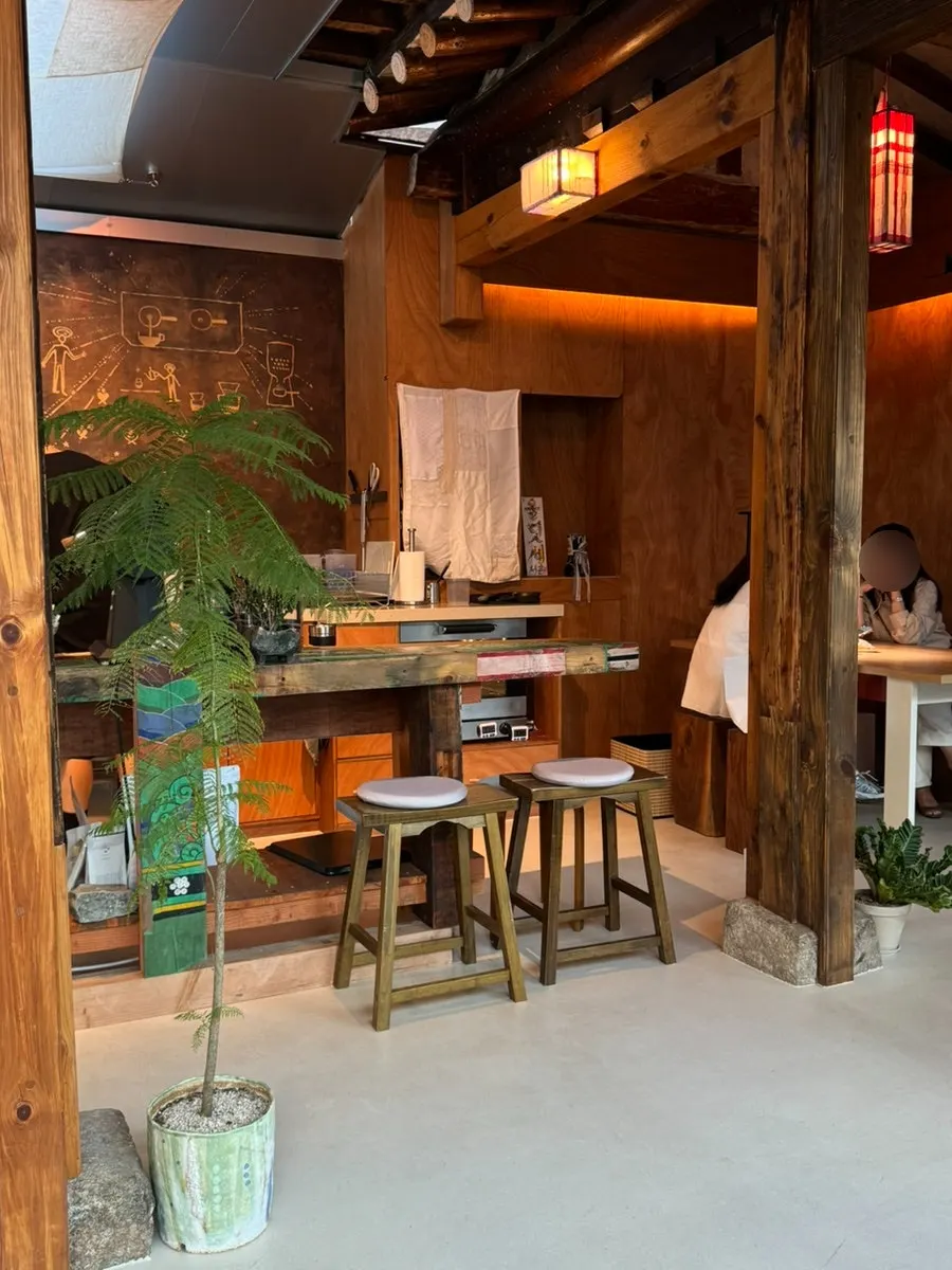 可看見內側桌位的店內全景
