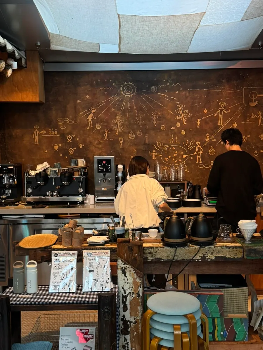 傍晚時分深光西村韓屋咖啡廳的氛圍