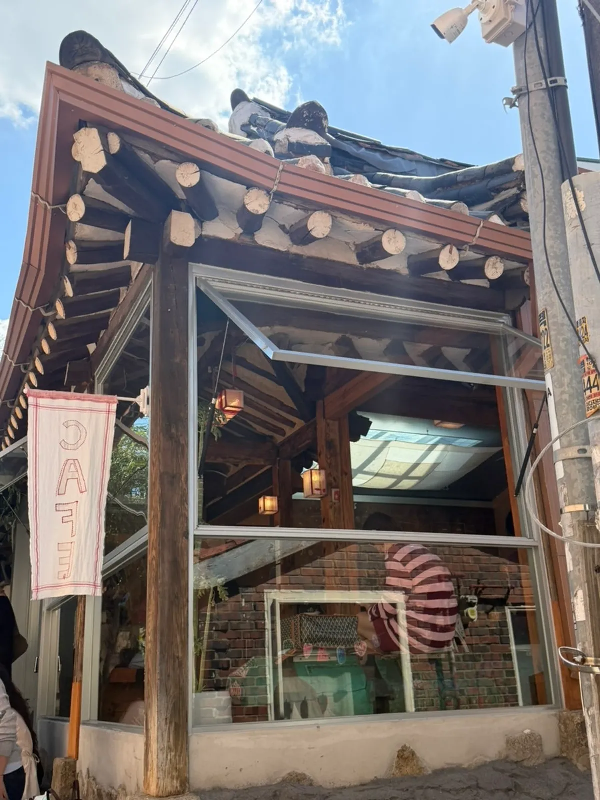 Exterior view of Oldsse Seochon, a hanok café in Seochon