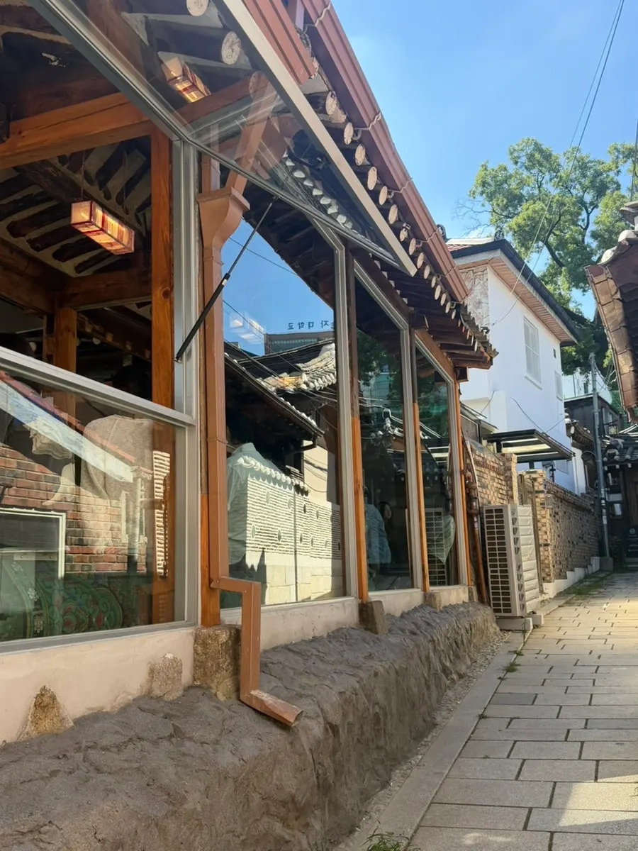 Entrance to Oldsse Seochon in a Seochon alley