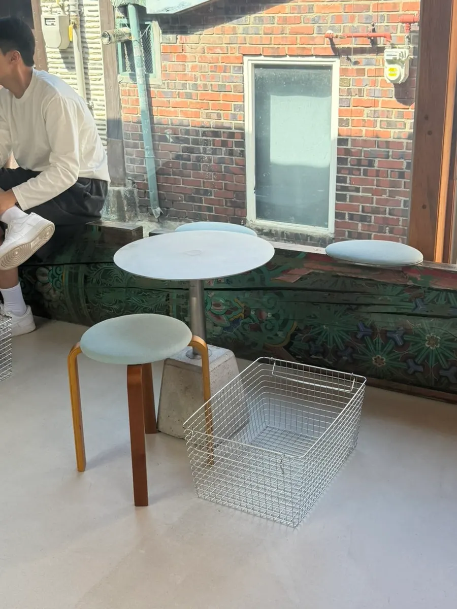 Long daecheongmaru-style seating at Oldsse Seochon