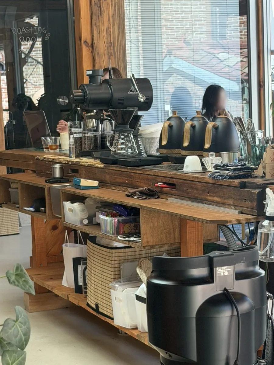 Decor pieces inside the hanok café Oldsse Seochon