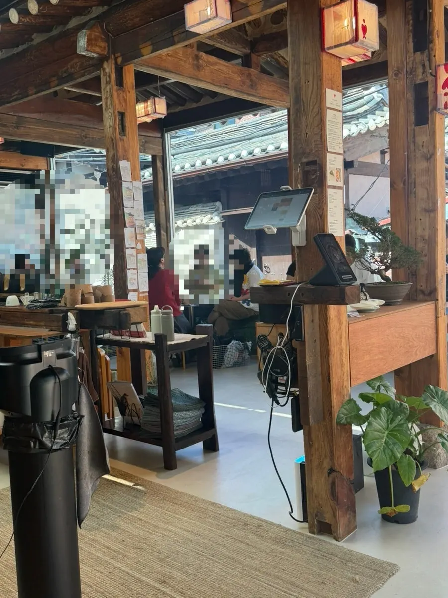 Seating with a view out the window at Oldsse Seochon