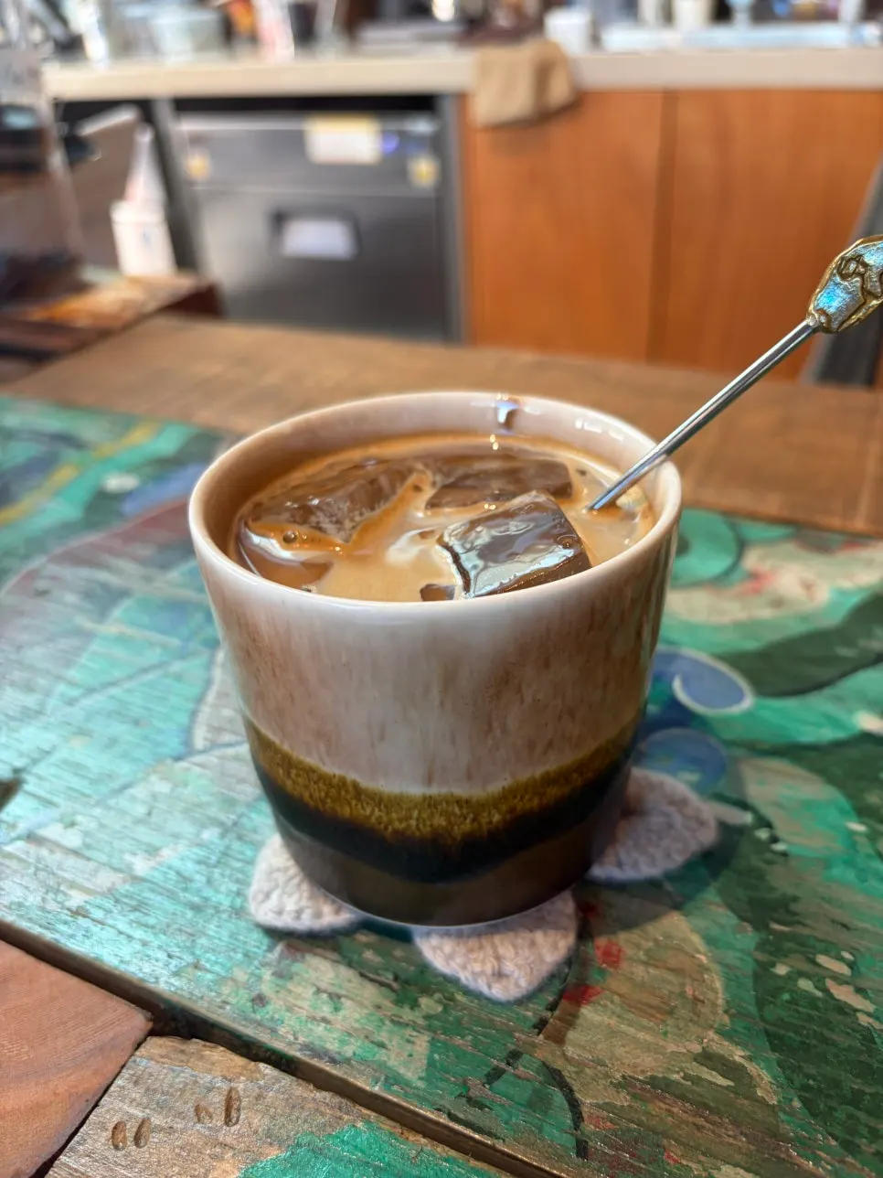香ばしい味のアイスカフェラテ