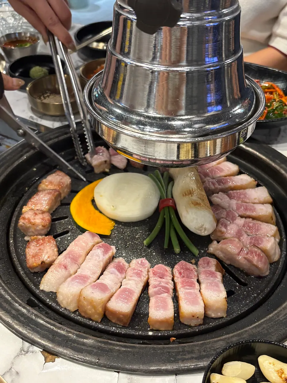 돌판에 올려진 두툼한 고기