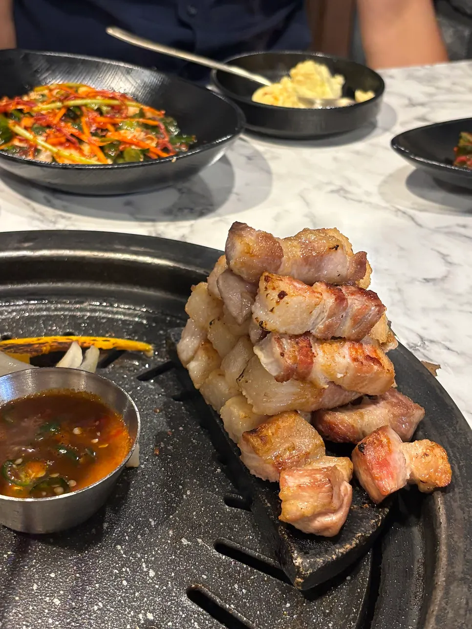 멜젓과 다 구워진 고기탑