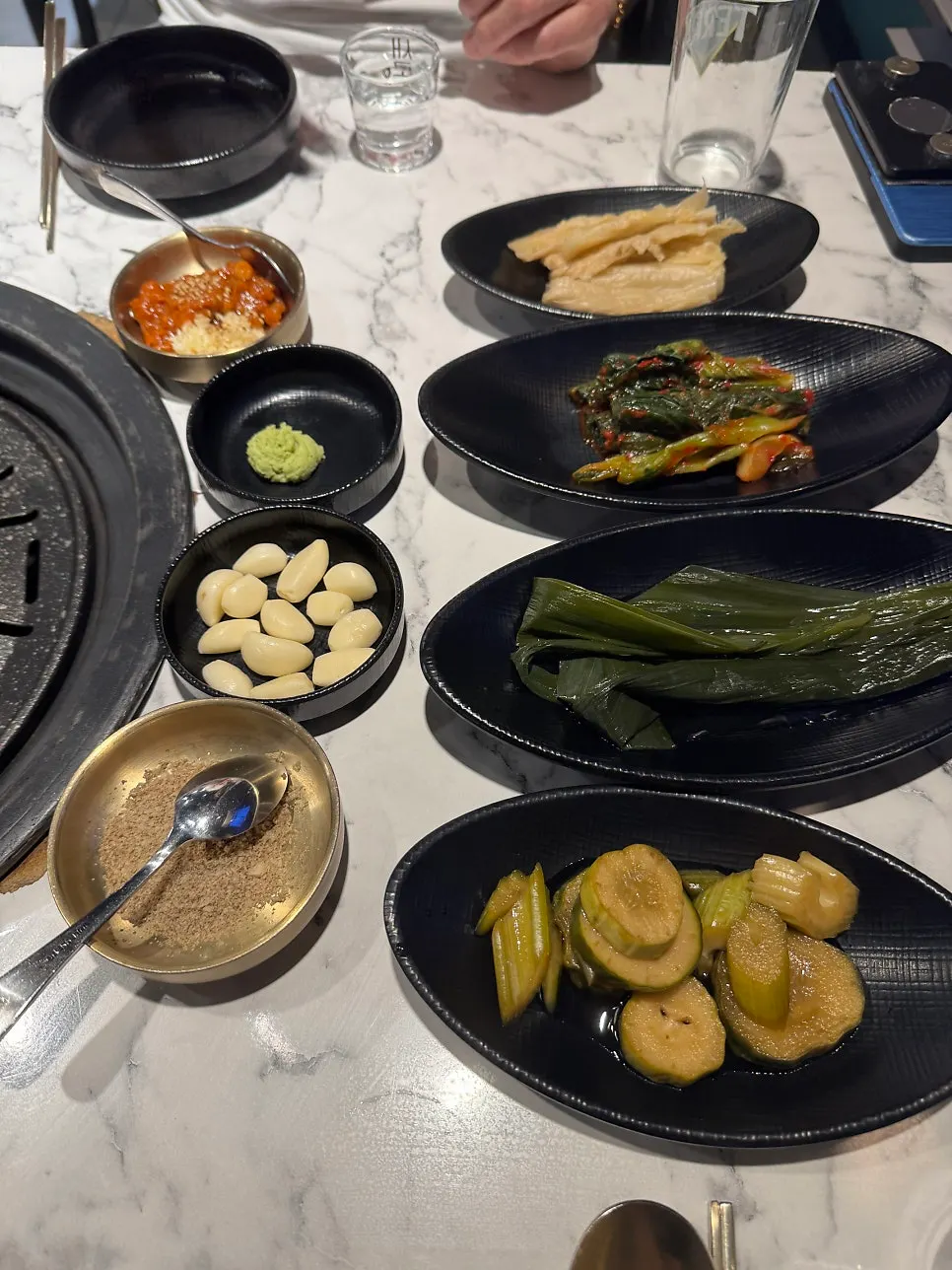 명이나물과 백김치 등 옳은고기 밑반찬 상차림