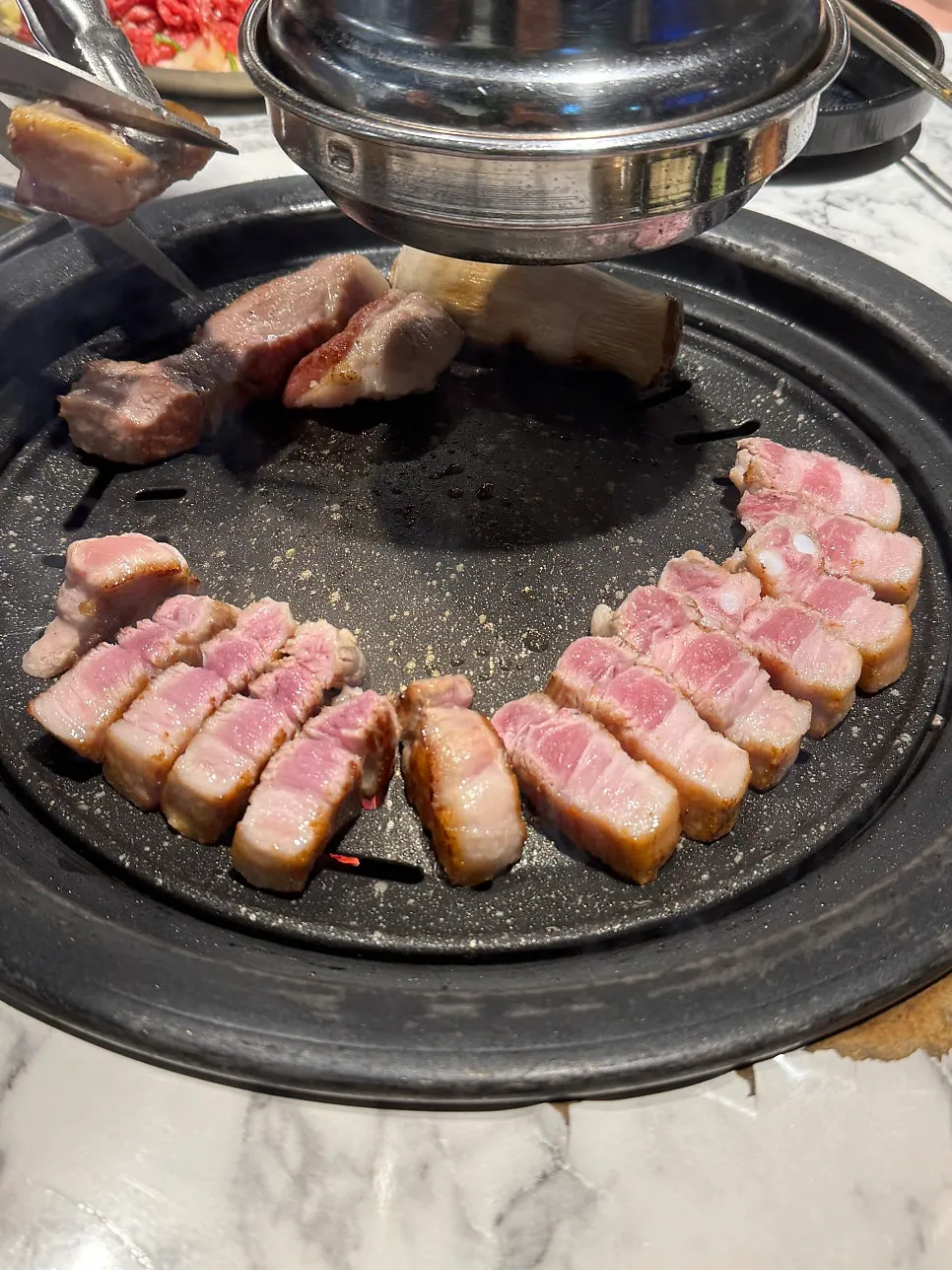 불판에 올려진 삼겹살과 목살