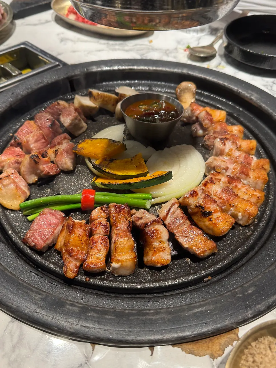 양파 단호박과 함께 노릇하게 익어가는 고기