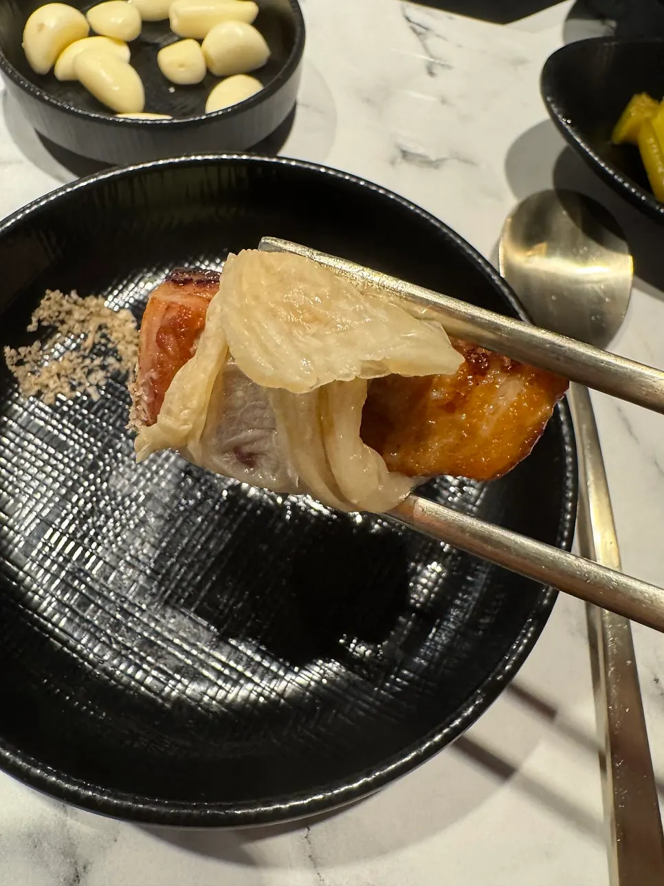 백김치에 싸 먹는 삼겹살 한 점