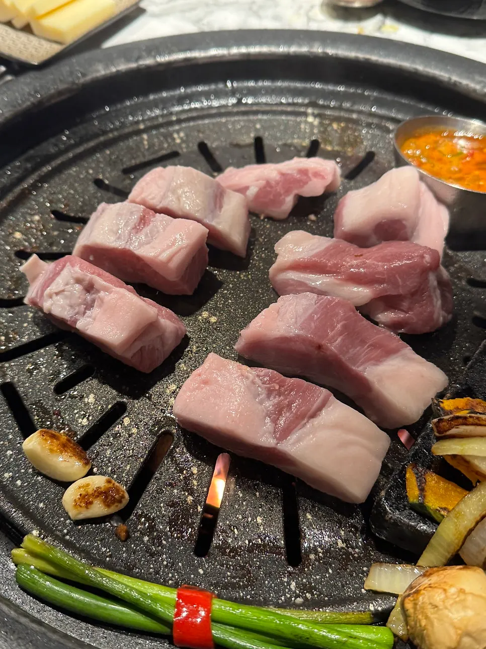 불판에서 구워지는 한돈 등심덧살