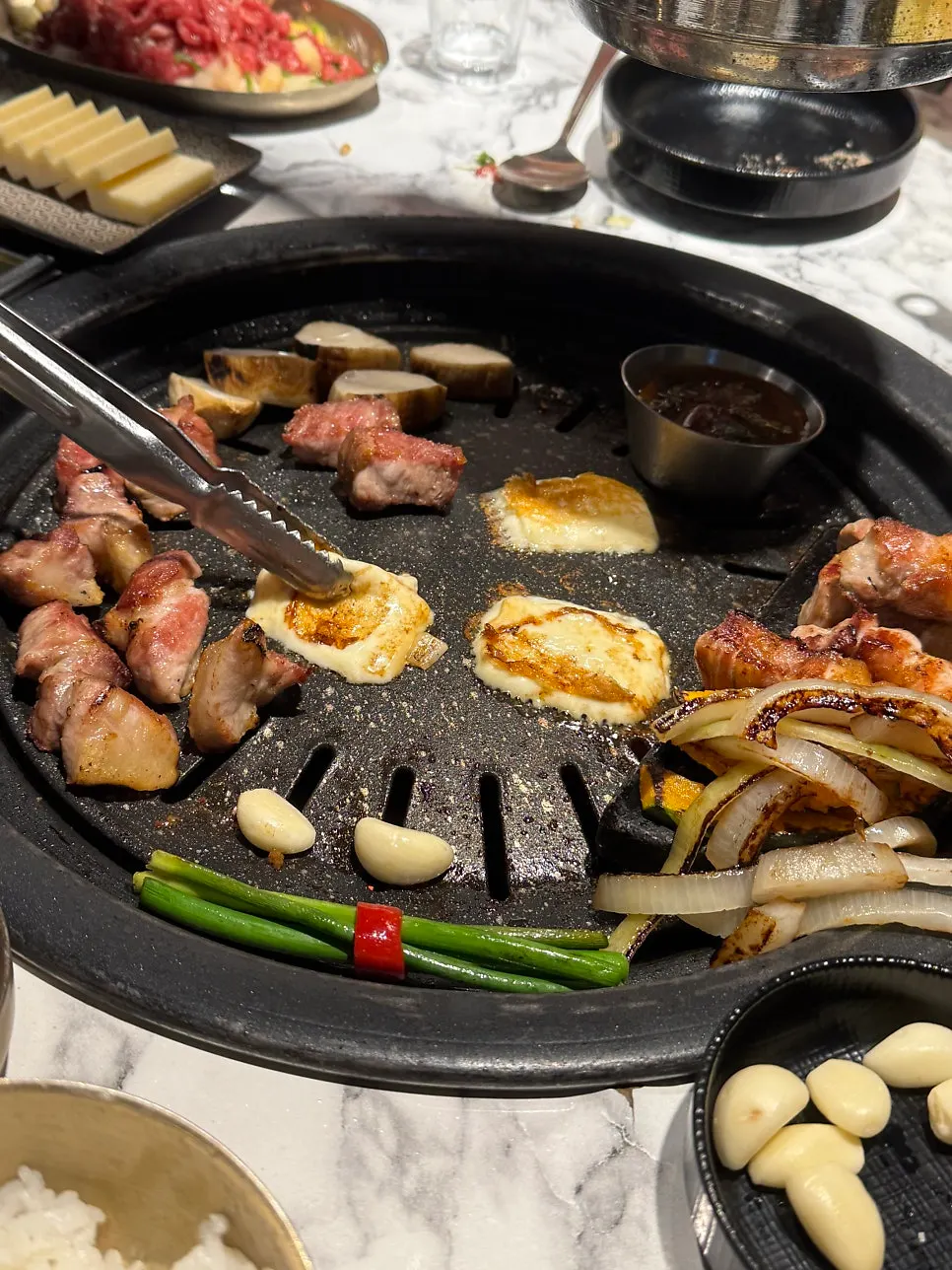 불판 위에서 노릇하게 익는 구워 먹는 치즈