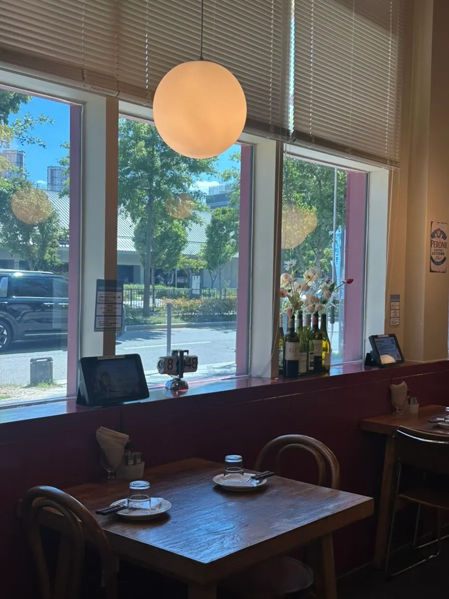 Warm and cozy interior of Olivus Compagno Boram Branch
