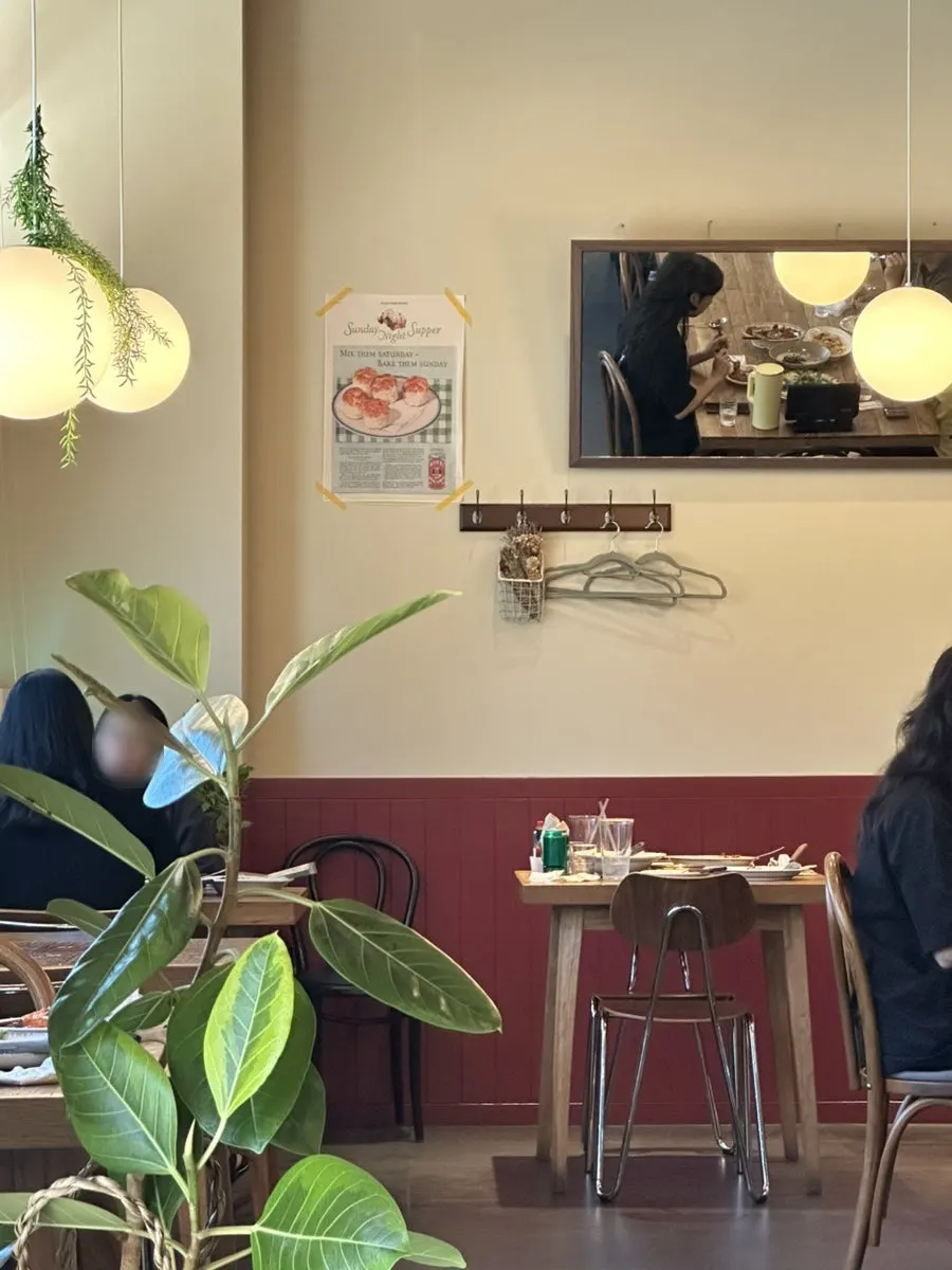 Interior with the sensibility of an Italian restaurant