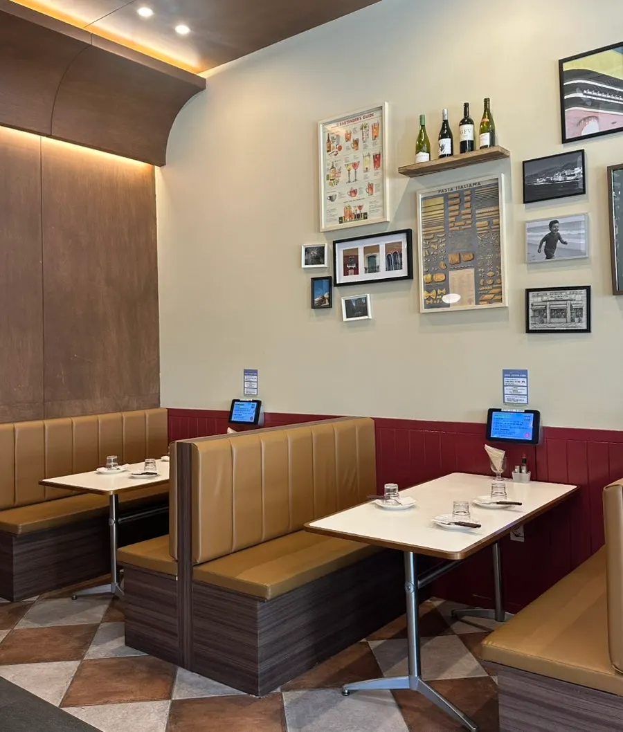 Seating and decor at Olivus Compagno Boram Branch