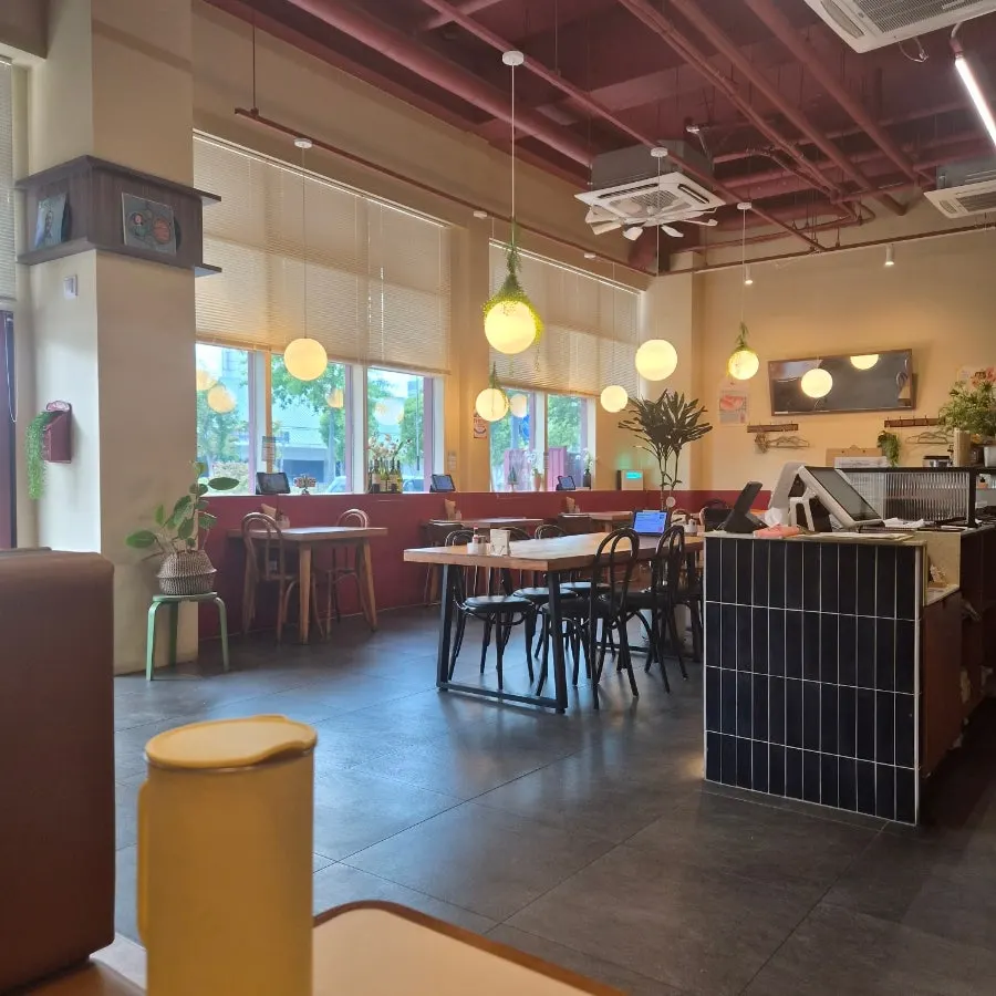 The high-ceilinged dining hall at Olivus Compagno