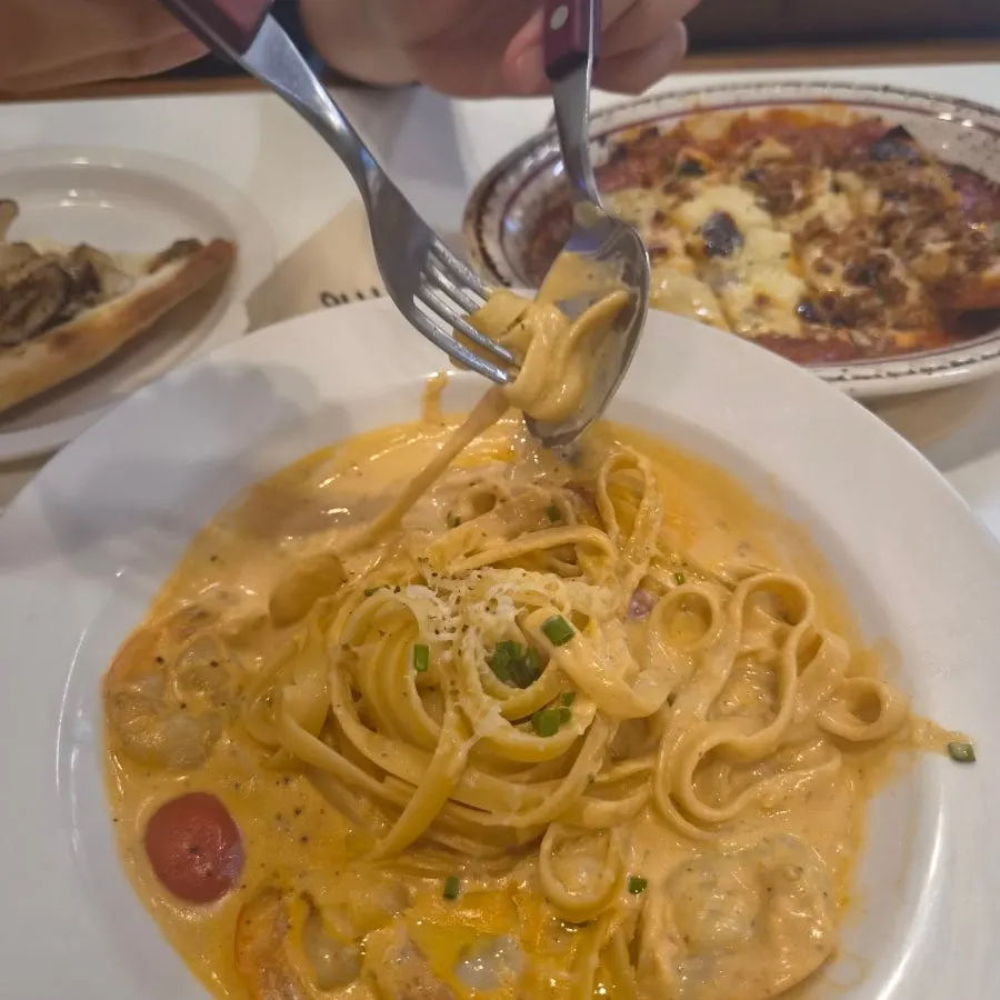 A plate of Tuumba pasta with shrimp