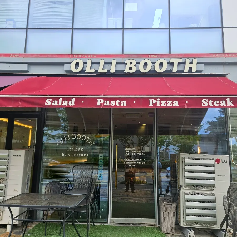 Entrance and interior view of the Olibus flagship restaurant