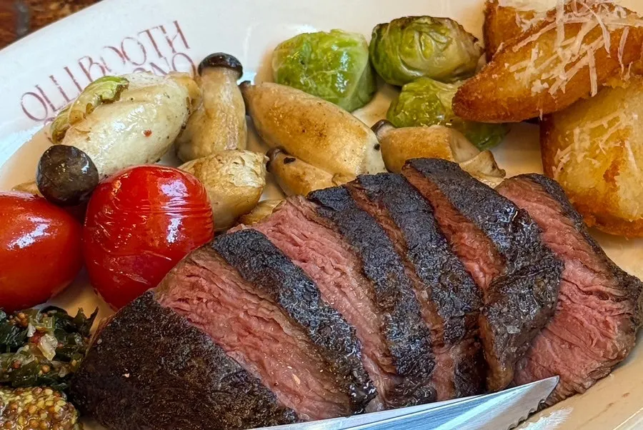 Steak plate with crispy potato garnish