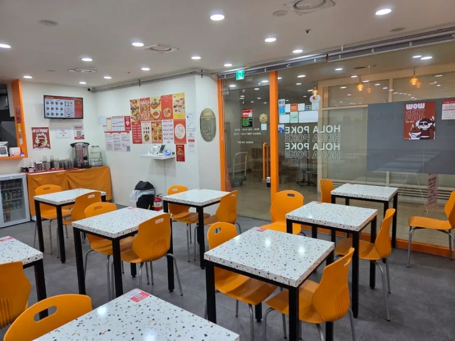 화이트와 오렌지 톤의 올라포케 강남점 내부