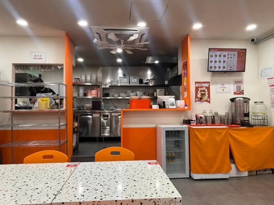 Neatly arranged seating at Ola Poke Gangnam